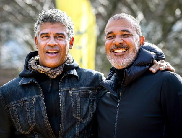 Rijkaard und Gullit eröffnen einen Cruyff Court.