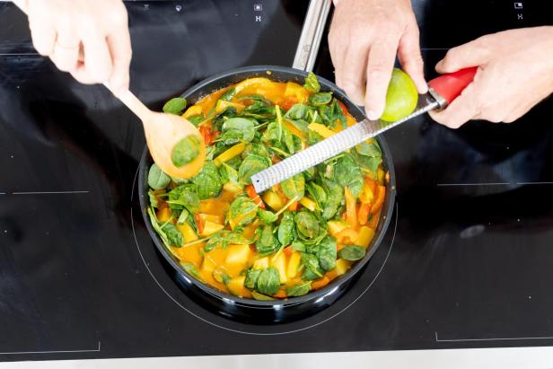 Gartenfrisch aus dem Kochsalon: Gemüse-Ingwer-Curry mit Frühkartoffeln