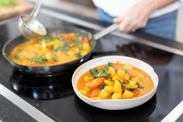 Gartenfrisch aus dem Kochsalon: Gemüse-Ingwer-Curry mit Frühkartoffeln