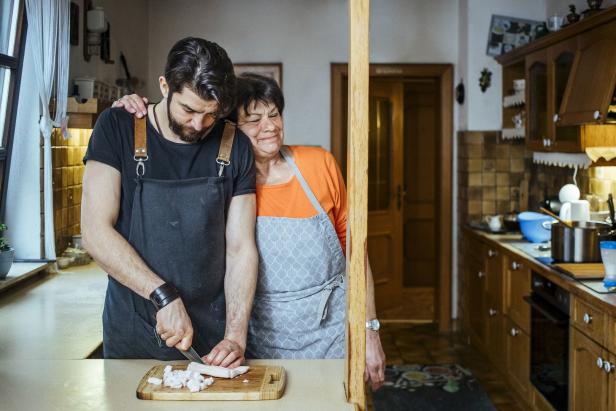 Ran an den Herd: Musiker Otto Jaus bringt Kochbuch mit Mama heraus