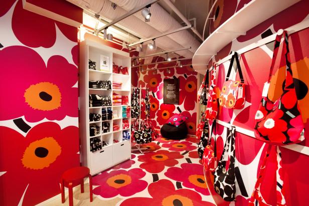 Ein Marimekko-Geschäft mit dem ikonischen roten und orangefarbenen Mohnblumenmuster auf Wänden und Böden.