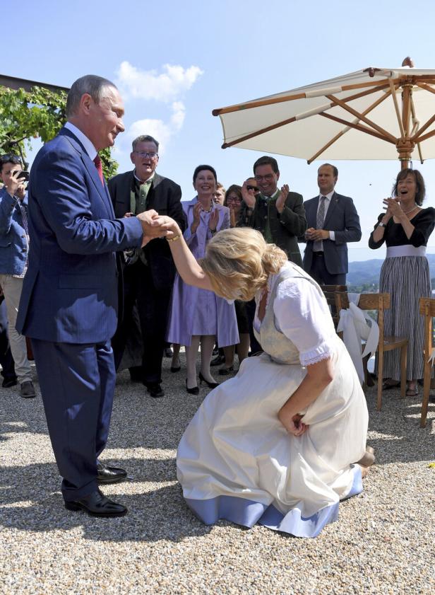 Zuerst tanze Kneissl mit Putin, dann knickste sie