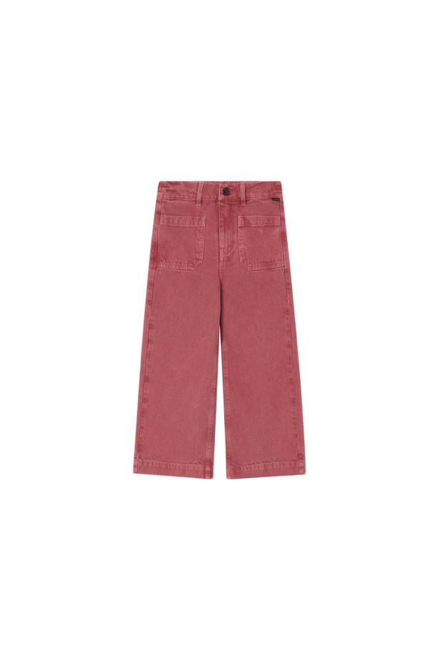 Eine rosafarbene, weite Hose mit aufgesetzten Taschen.