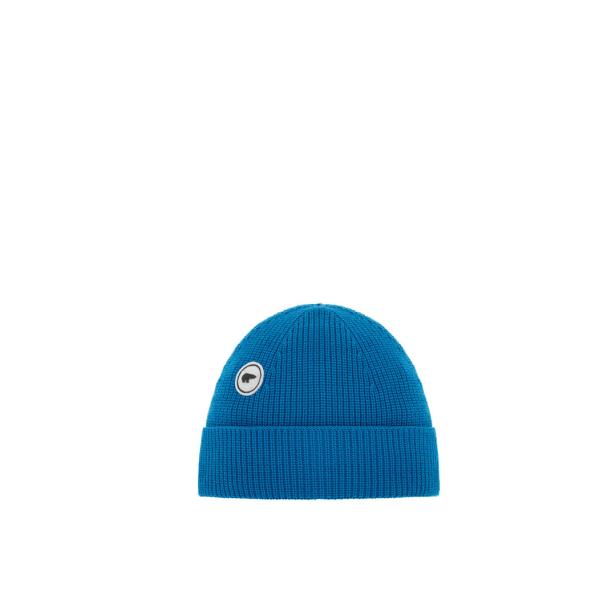 Eine blaue Strickmütze mit einem runden, weißen Logoaufnäher.
