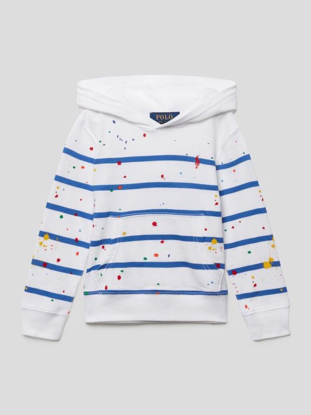 Ein weißer Kapuzenpullover mit blauen Streifen und bunten Farbspritzern.