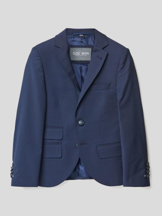 Ein marineblauer Blazer für Jungen vor einem hellgrauen Hintergrund.