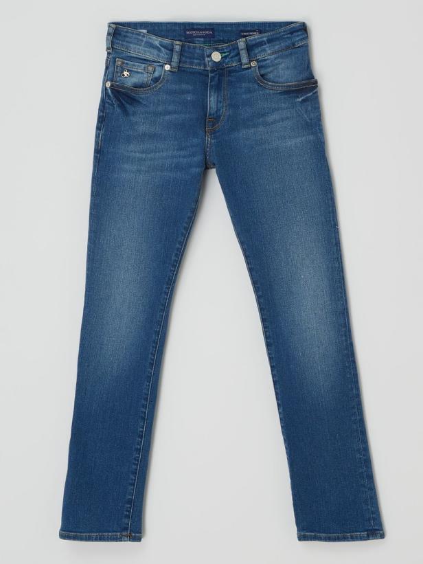 Eine blaue Jeans der Marke Scotch & Soda vor einem neutralen Hintergrund.