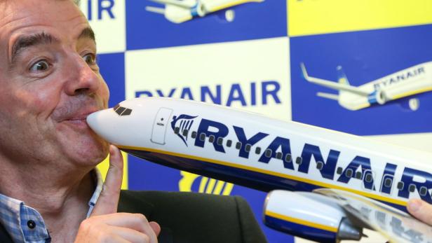 Ein Mann küsst ein Modellflugzeug von Ryanair.