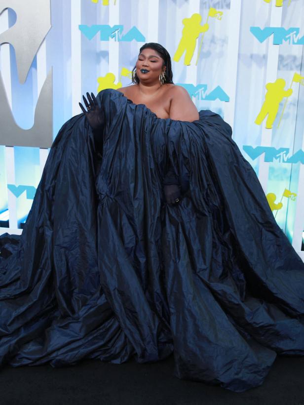 Lizzo in einem voluminösen, dunklen Kleid bei den MTV Video Music Awards.
