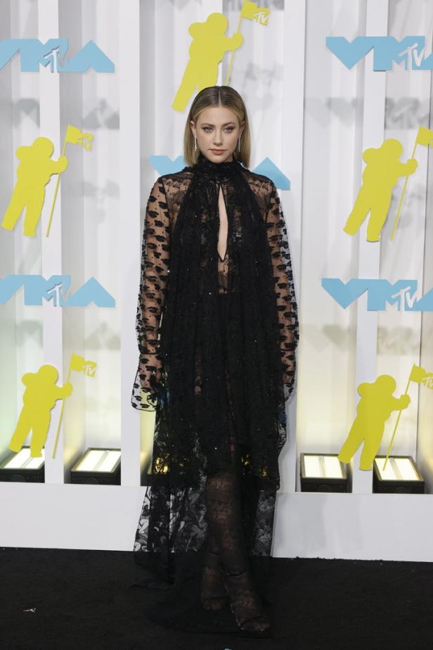 Lili Reinhart in einem schwarzen Spitzenkleid auf dem roten Teppich der MTV Video Music Awards.