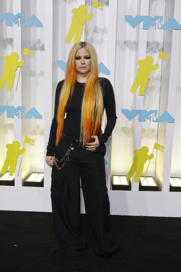 Avril Lavigne posiert auf dem roten Teppich der MTV Video Music Awards.