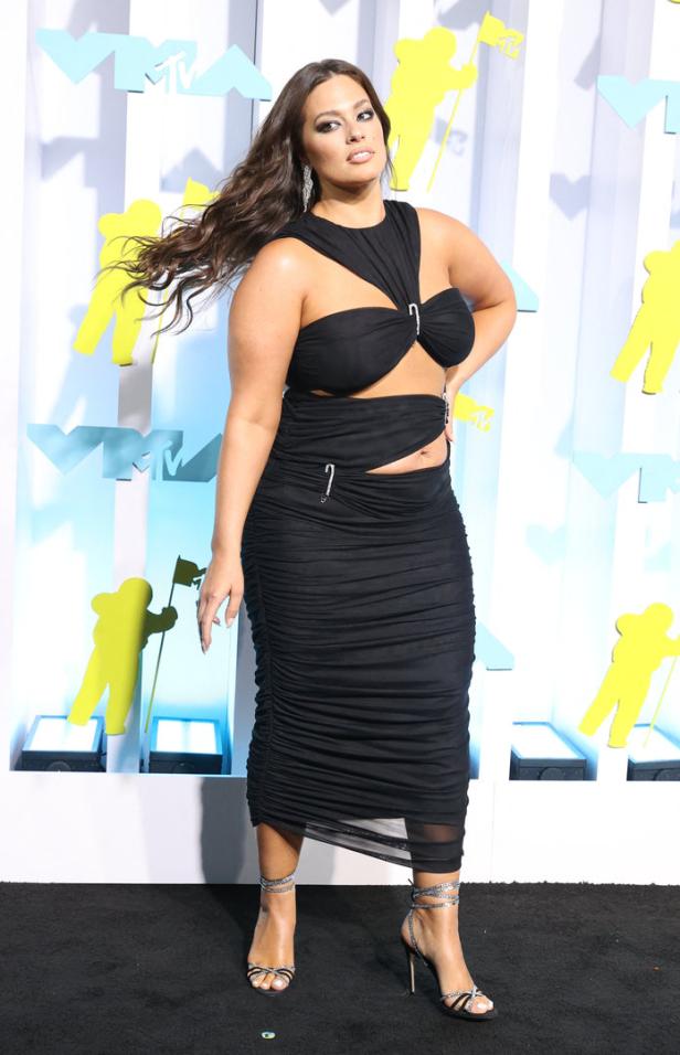 Ashley Graham posiert in einem schwarzen Kleid auf dem roten Teppich der MTV Video Music Awards.