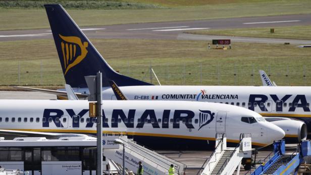 Mehrere Flugzeuge der Fluggesellschaft Ryanair auf einem Flughafen.