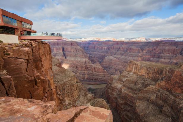Blick vom Grand Canyon Skywalk auf den Grand Canyon mit dem Colorado River.