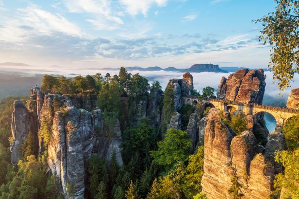 Die Basteibrücke in der Sächsischen Schweiz überquert zerklüftete Felsen.