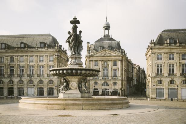 Die Place de la Bourse in Bordeaux mit dem Brunnen der drei Grazien.