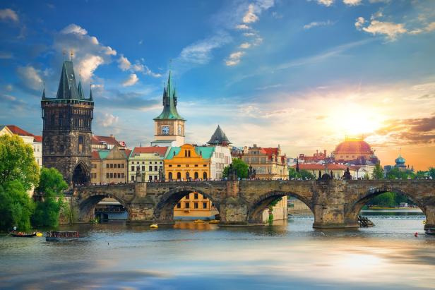 Die Karlsbrücke in Prag bei Sonnenuntergang.
