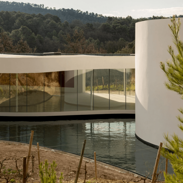 Der Oscar Niemeyer Pavillon spiegelt sich im Wasserbecken.