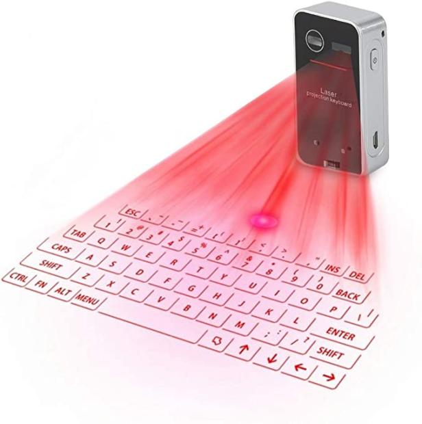 Ein Laserprojektor erzeugt eine virtuelle Tastatur auf einer weißen Oberfläche.