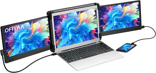 Ein Laptop mit zwei zusätzlichen Bildschirmen der Marke Ofiyaa und einem Smartphone, die alle ein farbenfrohes Bild anzeigen.
