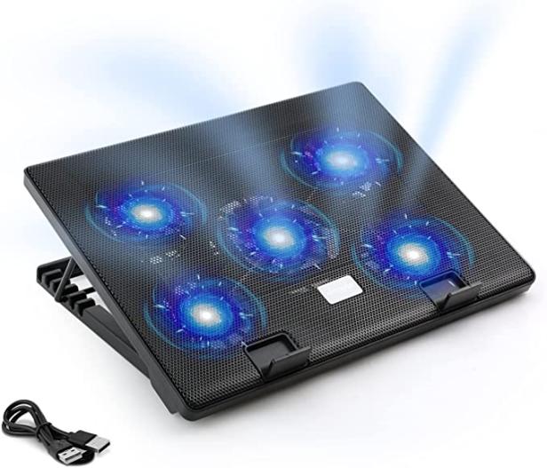 Ein Laptop-Kühlpad mit fünf blau beleuchteten Lüftern und USB-Kabel.