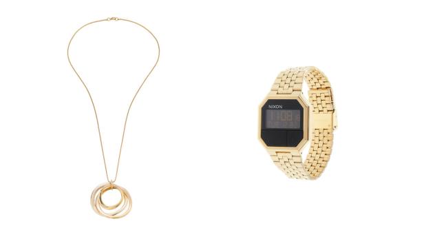 Eine goldene Halskette mit drei Ringen und eine goldene Digitaluhr der Marke Nixon.