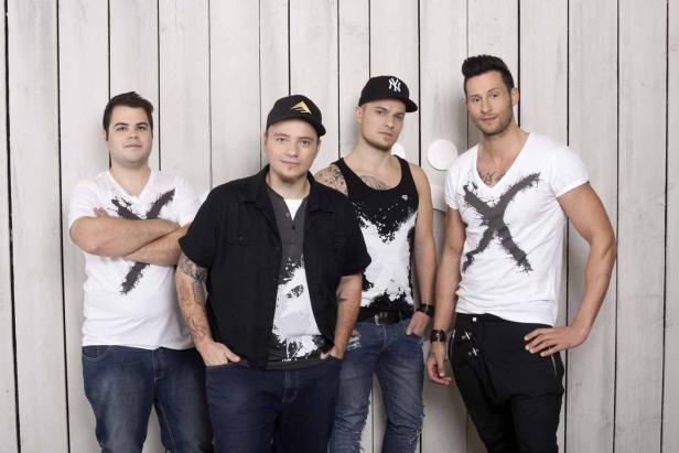 Die Band Marquess posiert vor einer Holzwand.