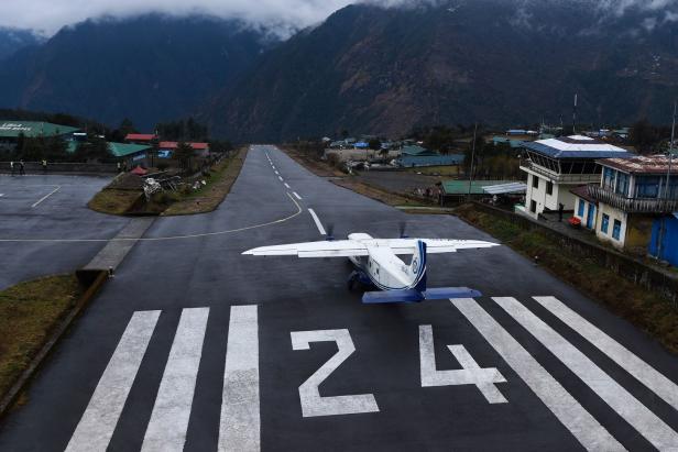 Ein Flugzeug steht auf der Landebahn des Flughafens Lukla in Nepal.