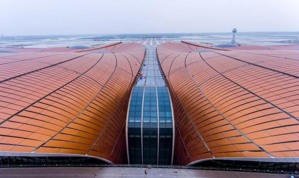 Luftaufnahme des geschwungenen Daches des Flughafens Peking-Daxing.