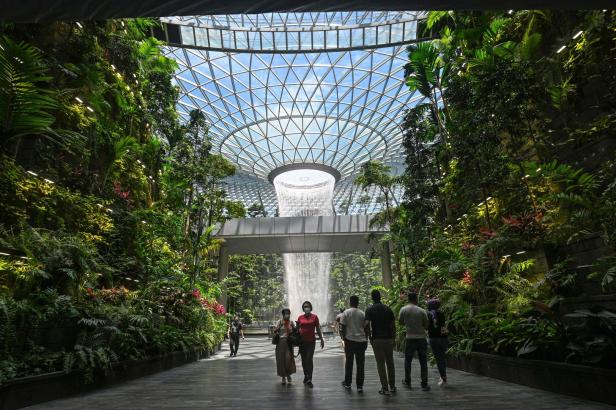 Besucher bewundern den Wasserfall im Jewel Changi Airport in Singapur.