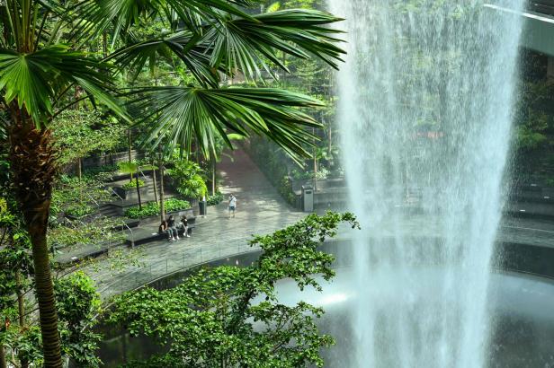 Der Jewel Changi Airport in Singapur mit seinem beeindruckenden Wasserfall und üppiger Vegetation.