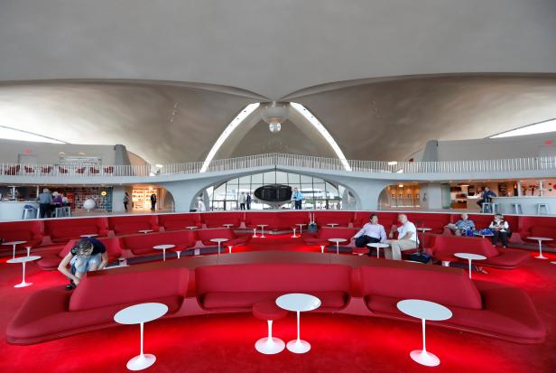 Die Wartehalle des TWA-Flugzentrums am John F. Kennedy Airport mit roten Sitzgelegenheiten.