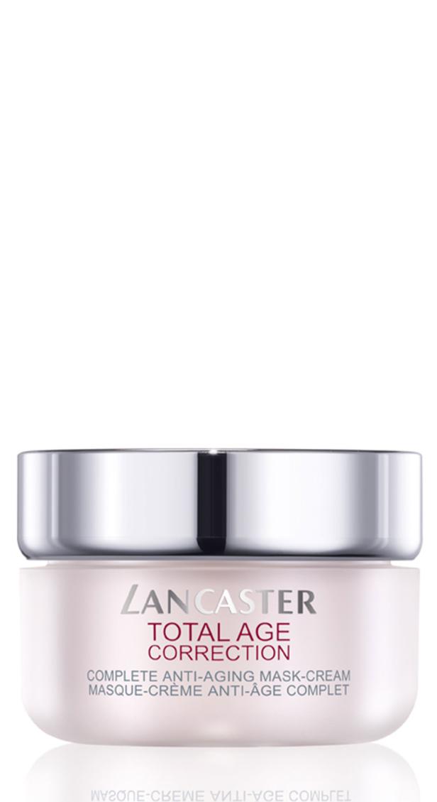 Ein Tiegel der „Total Age Correction“ Maske-Creme von Lancaster.