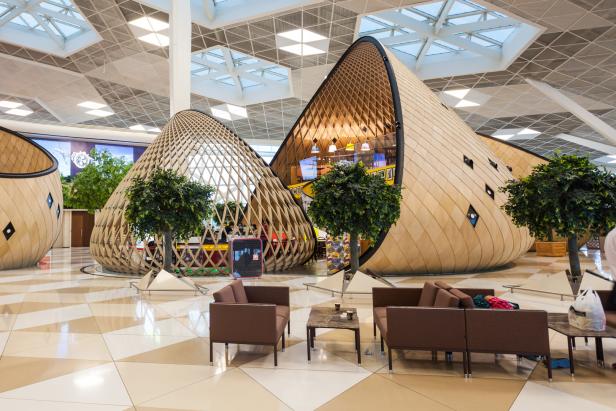 Der Innenraum des Heydar Aliyev International Airport in Baku mit ungewöhnlichen Holzkonstruktionen.