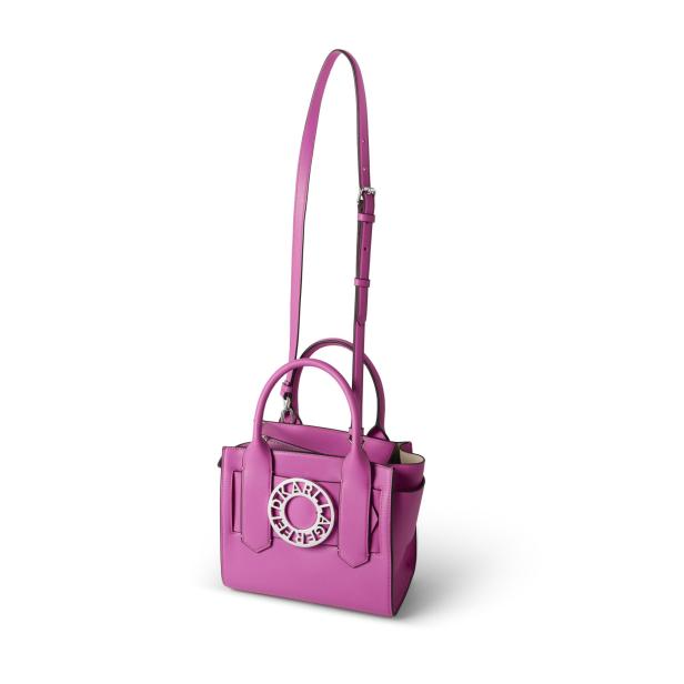 Eine pinkfarbene Handtasche von Karl Lagerfeld mit silbernem Logo.