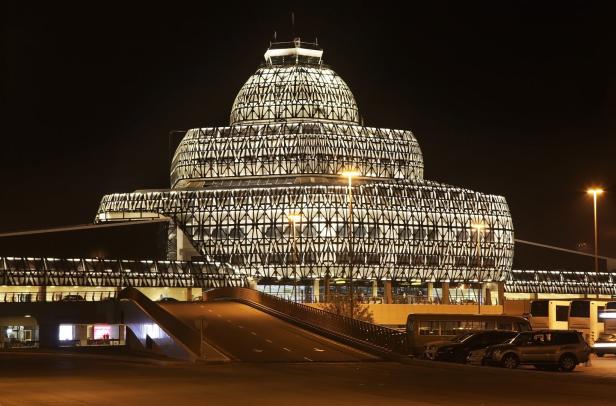Der internationale Flughafen Aşgabat in Turkmenistan bei Nacht.