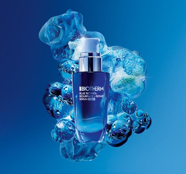 Eine Flasche Biotherm Blue Retinol Serum Night vor einem blauen, abstrakten Hintergrund.