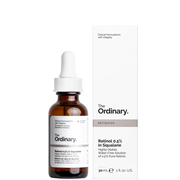 Eine Flasche „The Ordinary“ Retinol 0,5% in Squalan neben der zugehörigen Verpackung.