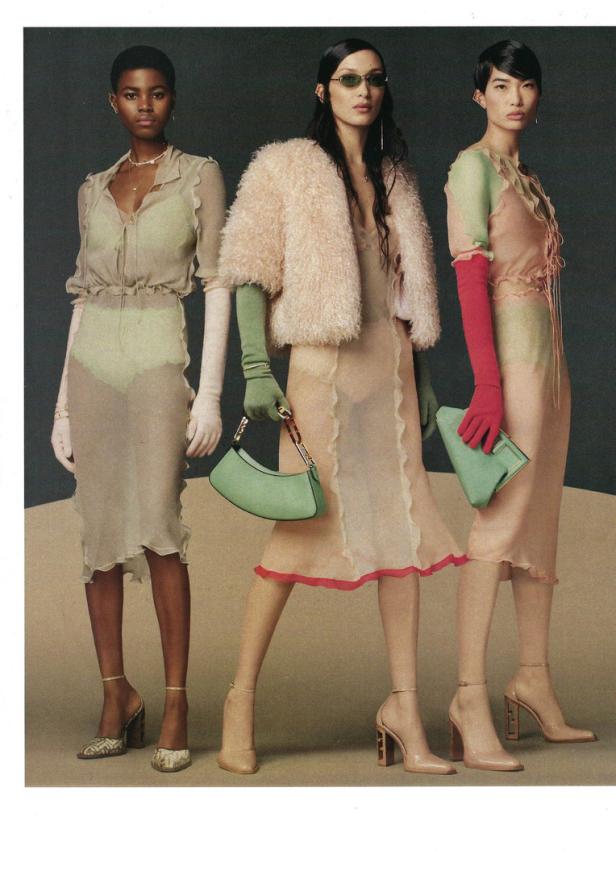Drei Models präsentieren Kleider, Handschuhe und Handtaschen in Pastelltönen.