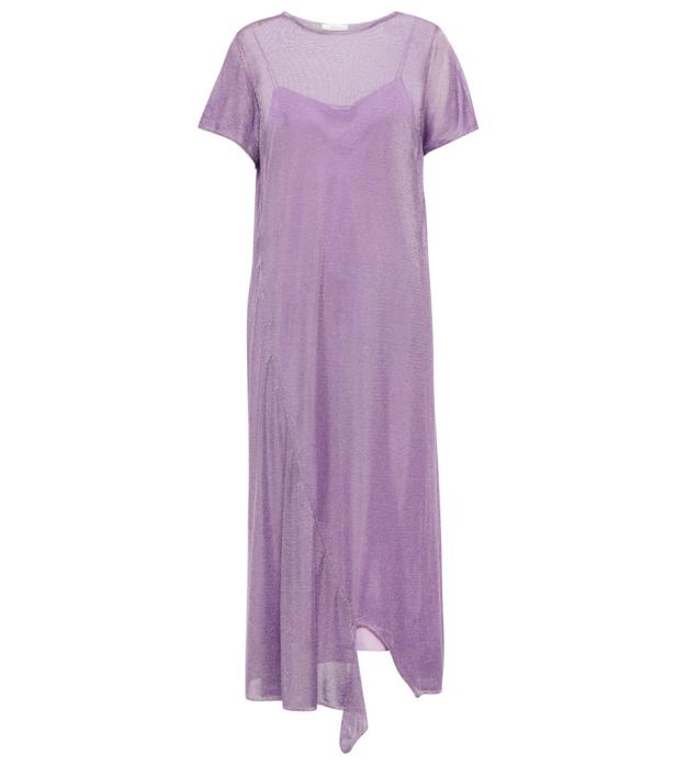 Ein lila, knöchellanges Kleid mit asymmetrischem Saum und kurzem Unterkleid.