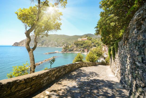 Ein Küstenpfad führt hinunter zum malerischen Dorf Monterosso al Mare in Italien.