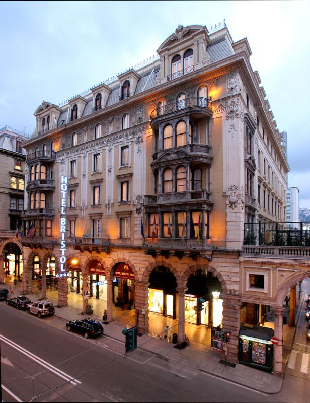 Das Hotel Bristol Palace in Genua bei Dämmerung.