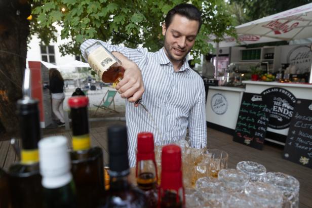 Ein Barkeeper mixt Getränke an einem Stand von „Little Italian“.