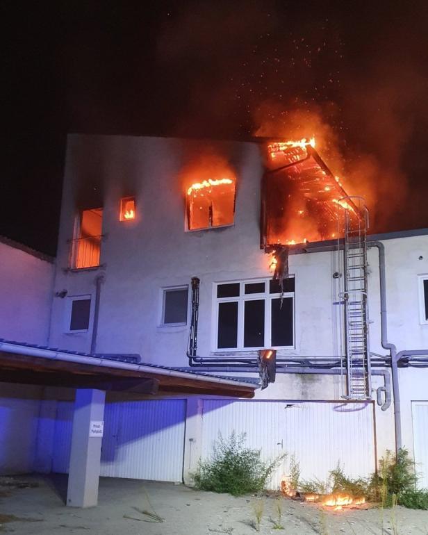 Abbruchhaus auf Hauptplatz in Neusiedl am See stand in Flammen