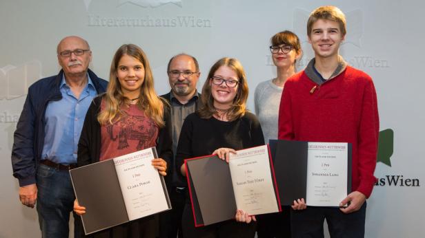Preisträger des Schüler/innen-Wettbewerbs „Facts and Fiction“ im Literaturhaus Wien.