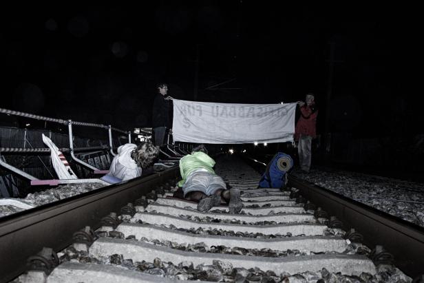 Stadtstraße: Aktivisten ketteten sich an Zuggleise