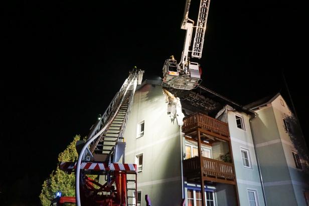 Großeinsatz nach Brand in Mehrparteienhaus im Bezirk Neunkirchen