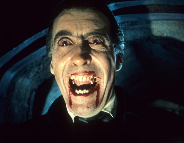 Christopher Lee als Graf Dracula mit blutverschmiertem Gesicht und spitzen Zähnen.