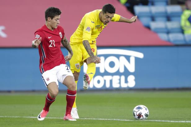 Zwei Fußballspieler im Zweikampf während eines Länderspiels.