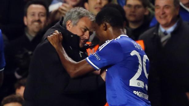 José Mourinho umarmt einen Fußballspieler mit der Nummer 26.